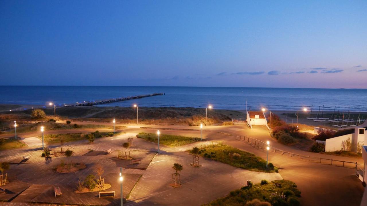 Vue Superbe Sur L'ocean, Et Stationnement